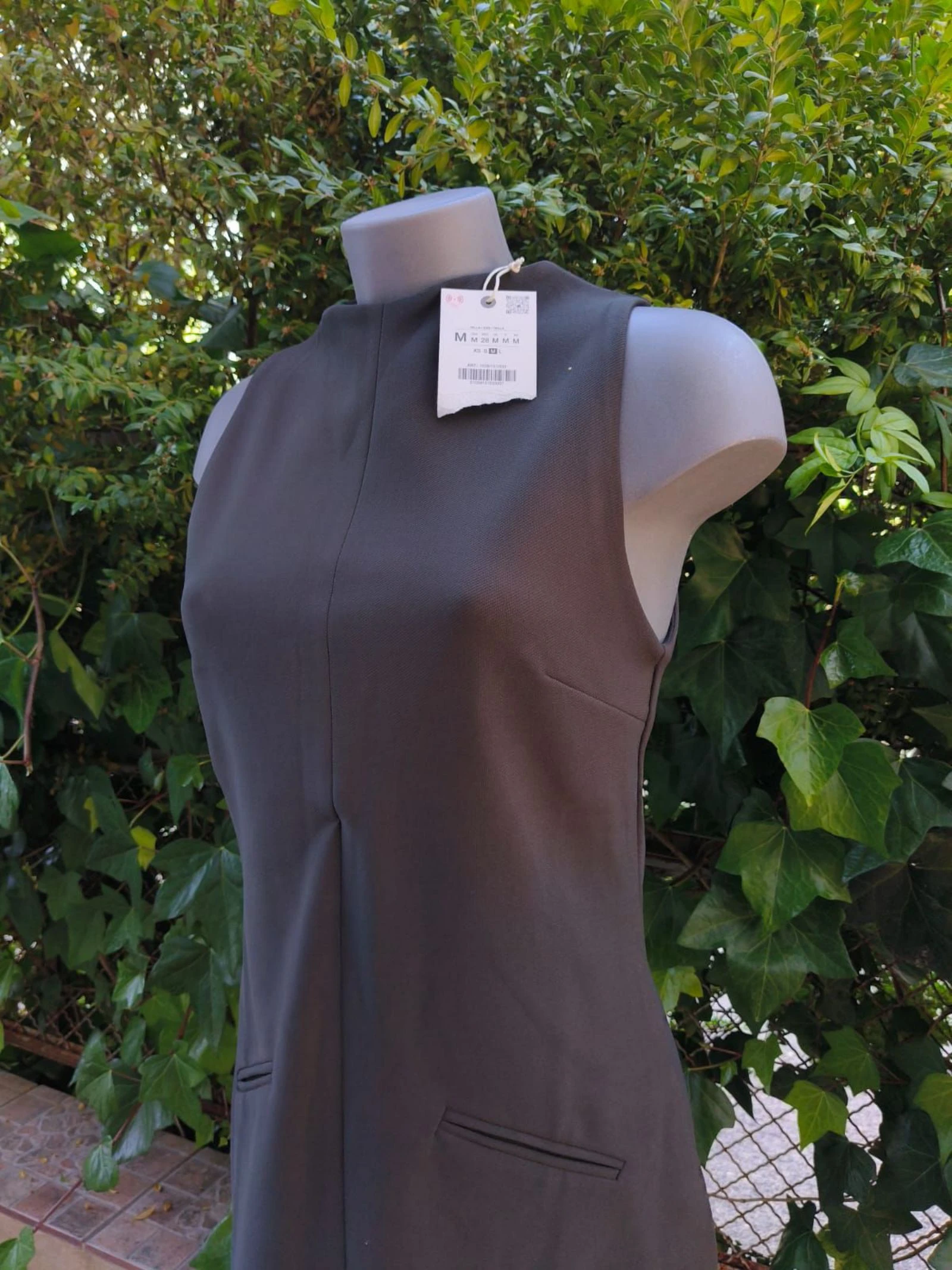 Prachtige mouwloze korte jurk van het merk Zara. – photo 3
